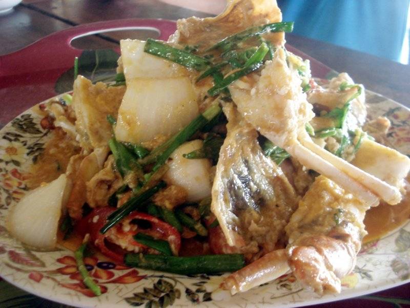 ปูผัดผงกระหรี่ ที่ ร้านอาหาร นราทิพย์ ซีฟู้ด