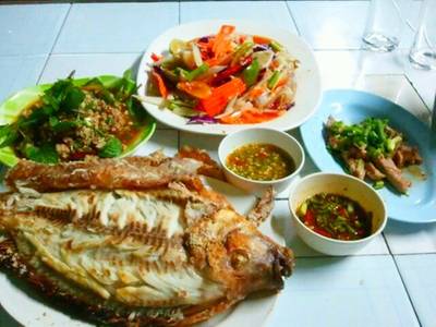 อาหารอิสานรสแซ่บ ที่ ร้านอาหาร ส้มตำปากหมา (อีสานพัฒนา)