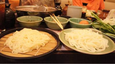 เส้นอุด้ง+เส้นคล้ายราเมง ที่ ร้านอาหาร Mo Mo Paradise Central World