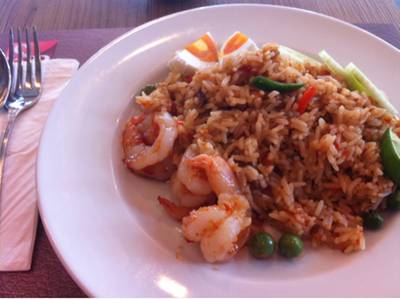 ข้าวผัดน้ำพริกกุ้งสด -->ไม่อร่อย เหมือนเอาอาหารกล่องมาอุ่นให้ทาน  ที่ ร้านอาหาร S&P The Circle