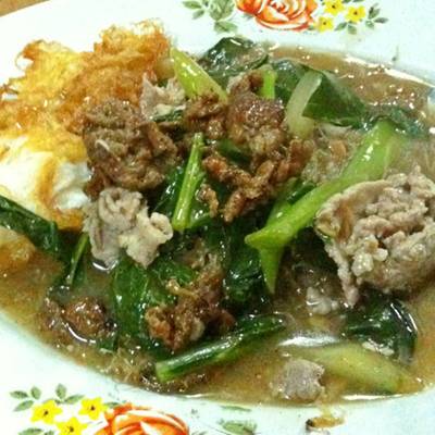 ราดหน้าหมู เส้นหมี่ เส้นใหญ่ ใส่ไข่ดาว ที่ ร้านอาหาร ราดหน้าชิ้งกี่