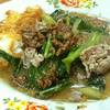 ราดหน้าหมู เส้นหมี่ เส้นใหญ่ ใส่ไข่ดาว ที่ ร้านอาหาร ราดหน้าชิ้งกี่