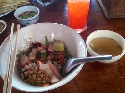 วุ้นเส้นยำแห้ง ที่ ร้านอาหาร ร้านเจ๊แฮ
