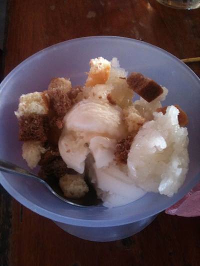 ไอติมกะทิค่ะ พี่ที่ทานบอกหวานมาก อีกคนบอกไอติมก็ต้องหวานอยู่แล้วสิ ที่ ร้านอาหาร ร้านเจ๊แฮ