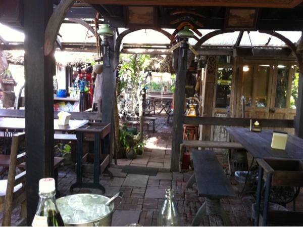 บรรยากาศเย็นสบาย ที่ ร้านอาหาร ครัวกรรณิการ์