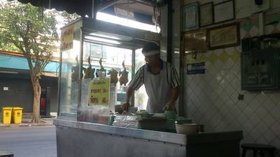 กำลังสับไก่เสริฟ ที่ ร้านอาหาร ข้าวมันไก่ซุ่ยเฮง