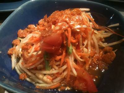 ส้มตำไทย กุ้งแห้งแบบกรอบๆ แต่รสชาติไม่แซ่บ ที่ ร้านอาหาร Yum & Tum K-Village