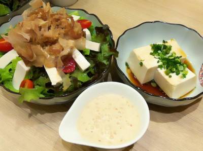 สลัดเต้าหู้ญี่ปุ่น และ เต้าหู้สดแบบญี่ปุ่น ที่ ร้านอาหาร Don Don Tei Rice Bowl
