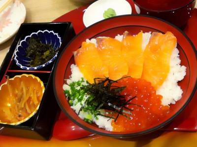 ข้าวหน้าแซลมอน ที่ ร้านอาหาร Don Don Tei Rice Bowl