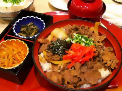 ข้าวหน้าเนื้อ ที่ ร้านอาหาร Don Don Tei Rice Bowl
