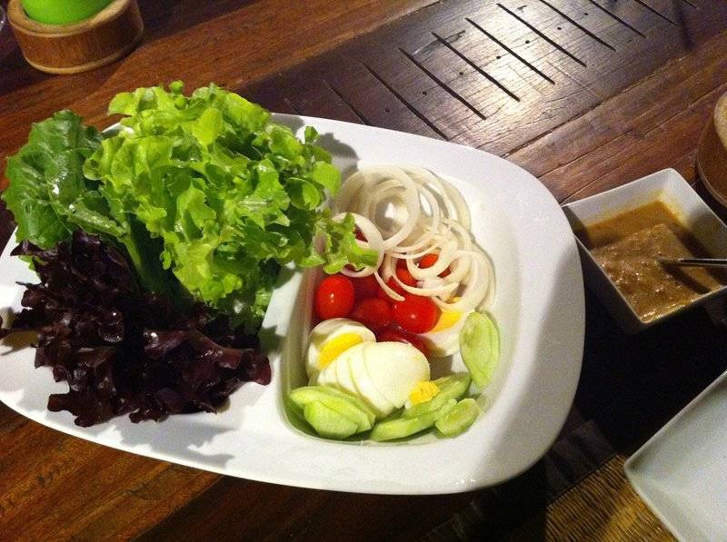สลัดแขก (ภาพนี้เจ้าของภาพแอบกินไปแล้วนิดนึง ฮ่าา) ที่ ร้านอาหาร ครัวสุพรรณิการ์