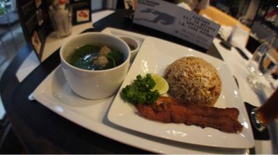 ข้าวผัดไข่และเบคอน ราคา 140บาท ที่ ร้านอาหาร Greyhound Café สยามเซ็นเตอร์