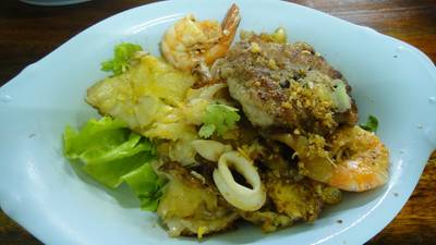 คั่วทุกอย่าง หมู ปลาหมึก กุ้ง (แต่ไม่มีไก่ เพราะวันนั้นหมด) ที่ ร้านอาหาร คั่วชามเปล