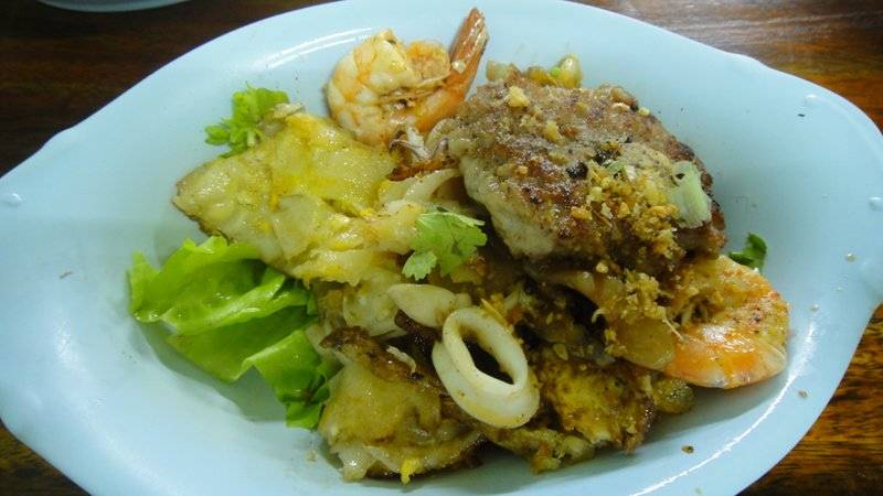 คั่วทุกอย่าง หมู ปลาหมึก กุ้ง (แต่ไม่มีไก่ เพราะวันนั้นหมด) ที่ ร้านอาหาร คั่วชามเปล