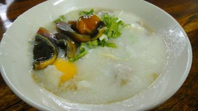 โจ๊กหมูใส่ไข่ + ไข่เยี่ยวม้า ที่ ร้านอาหาร คั่วชามเปล