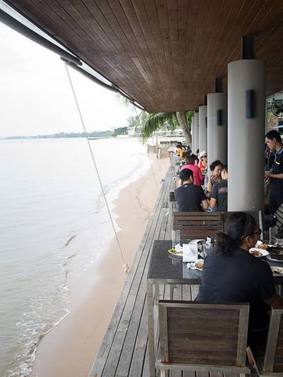 โต๊ะติดทะเล บรรยากาศดีนะ ที่ ร้านอาหาร มุมอร่อย นาเกลือ