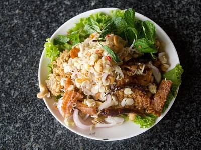 ยำตะไคร้ปลาดุกฟู กรอบ เครื่องเยอะสะใจ เอาไป 4/5 ที่ ร้านอาหาร มุมอร่อย นาเกลือ