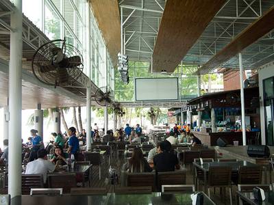 บรรยากาศร้านส่วนในร่ม ที่ ร้านอาหาร มุมอร่อย นาเกลือ