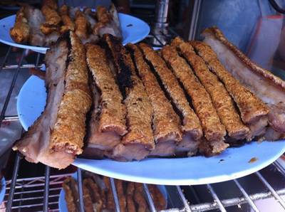 หมูกรอบ ที่ ร้านอาหาร ข้าวหมูแดง-หมูกรอบธานี