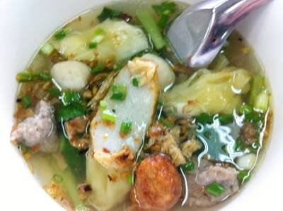 เกี๊ยวน้ำ ที่ ร้านอาหาร ข้าวหมูแดง-หมูกรอบธานี
