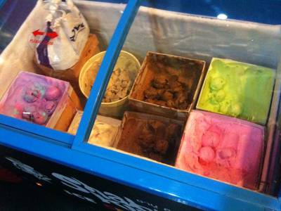 ไอศครีมให้ตักเองมีหลายรสให้เลือก ที่ ร้านอาหาร Shabu King