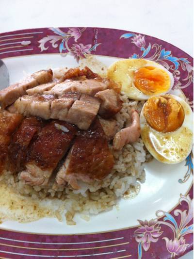 ข้าวไก่อบ หมูกรอบ ไข่ ที่ ร้านอาหาร ข้าวไก่อบ เอแบคหัวหมาก