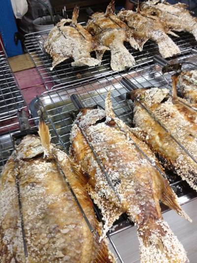 ปลาเผาเนื้อนุ่ม ที่ ร้านอาหาร บุญเพ็ง เมี่ยงปลาเผา มธ. รังสิต