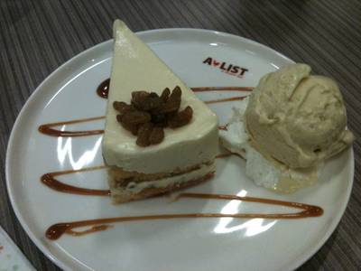 Rum raisin cake & ice cream ที่ ร้านอาหาร A-list