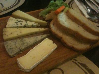 ชีสทุกอย่าง! ที่ ร้านอาหาร Wine Connection Deli & Bistro K-Village