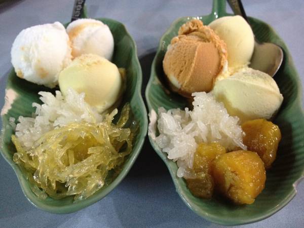 ร้านอาหาร ไอติมกะทิ ในตลาดหัวหิน