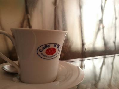 มอคค่าร้อนกลมกล่อมดีครับ ที่ ร้านอาหาร Coffee D'oro