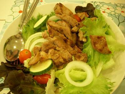 สลัดเนื้อย่าง ที่ ร้านอาหาร Inspire Salad สลัดเนื้อย่าง ที่ ร้านอาหาร Inspire Salad