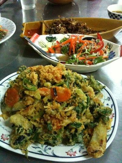 ปลารากกล้วยทอด กับ ยำผักรวม ที่ ร้านอาหาร ร้านอาหารลุงจ้อย