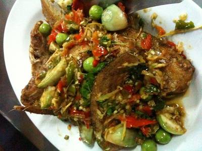 ฉู่ฉี่ปลาหน้าตาแบบนี้ งงกันทั้งโต๊ะ!?! ที่ ร้านอาหาร ร้านอาหารลุงจ้อย