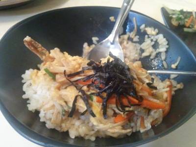 ข้าวหน้ากุ้งทอด (จกไปบางส่วนแล้ว ฮิฮิ) ที่ ร้านอาหาร Torii Shabu and Japanese Restaurant