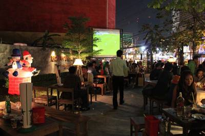 ชั้น 1 ด้านนอก ที่ ร้านอาหาร เสวนาพาเพลิน (Sewana Paploen Cafe)