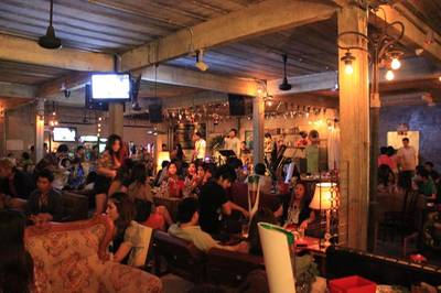 ชั้น 1 ด้านใน ที่ ร้านอาหาร เสวนาพาเพลิน (Sewana Paploen Cafe)