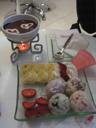 ฟองดู รสชาติอร่อยๆเย็นฉ่ำจุ่มในช็อคโกแลตอุ่นๆ พร้อมผลไม้หวานสด ที่ ร้านอาหาร Swensen's Siam Paragon