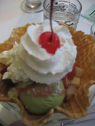 ไอศกรีมหวานเย็นฉ่ำพร้อมตะกร้าวาฟเฟิลกรอบๆ ที่ ร้านอาหาร Swensen's Siam Paragon