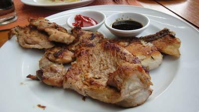 สเต็กไก่ หมู และปลา ที่ ร้านอาหาร NEXT 2 Café & Terrace