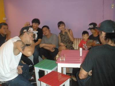 ผมกับเพื่อนๆครับ....  (ครั้งแรกที่ไปกับเพื่อน) ที่ ร้านอาหาร เมา mind