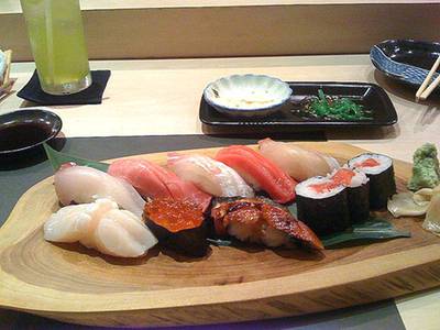 ซูชิเซตกลาง  ที่ ร้านอาหาร Mugendai Sushi & Tempura Bar