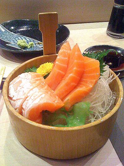 แซลมอนซาซิมิ ที่ ร้านอาหาร Mugendai Sushi & Tempura Bar