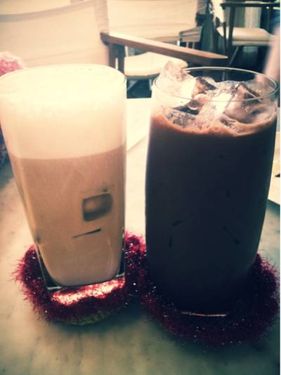 ลาเต้ กะ มอคค่า  ที่ ร้านอาหาร Big Knit Cafe