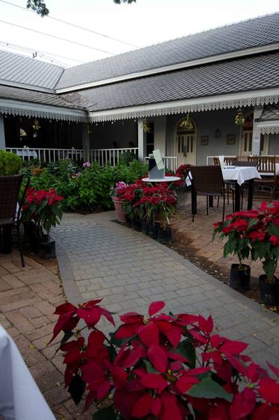 บรรยากาศสบายๆในสวน ผ่อนคลายได้ดี ที่ ร้านอาหาร Secret Garden สาทร