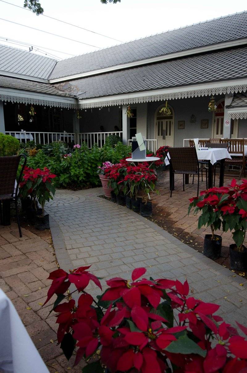บรรยากาศสบายๆในสวน ผ่อนคลายได้ดี ที่ ร้านอาหาร Secret Garden สาทร