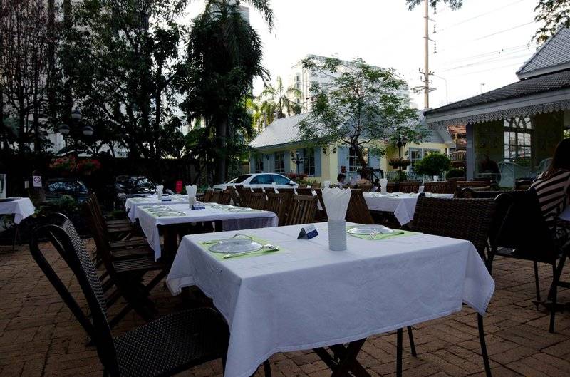 สบายๆ ครับ ที่ ร้านอาหาร Secret Garden สาทร