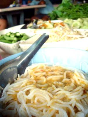 ผสมผสานลงตัวกับผักเหนาะ ที่ ร้านอาหาร ร้านขนมจีนโกจ้อยไก่ทอด