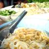ผสมผสานลงตัวกับผักเหนาะ ที่ ร้านอาหาร ร้านขนมจีนโกจ้อยไก่ทอด
