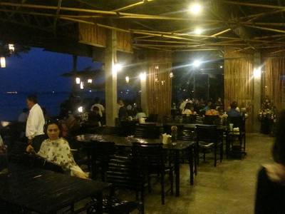 บรรยากาศร้าน >.< ที่ ร้านอาหาร บ้านเมษา
